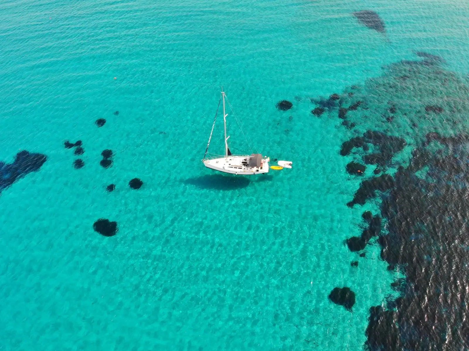 barca in mare con acqua cristallina sardegna