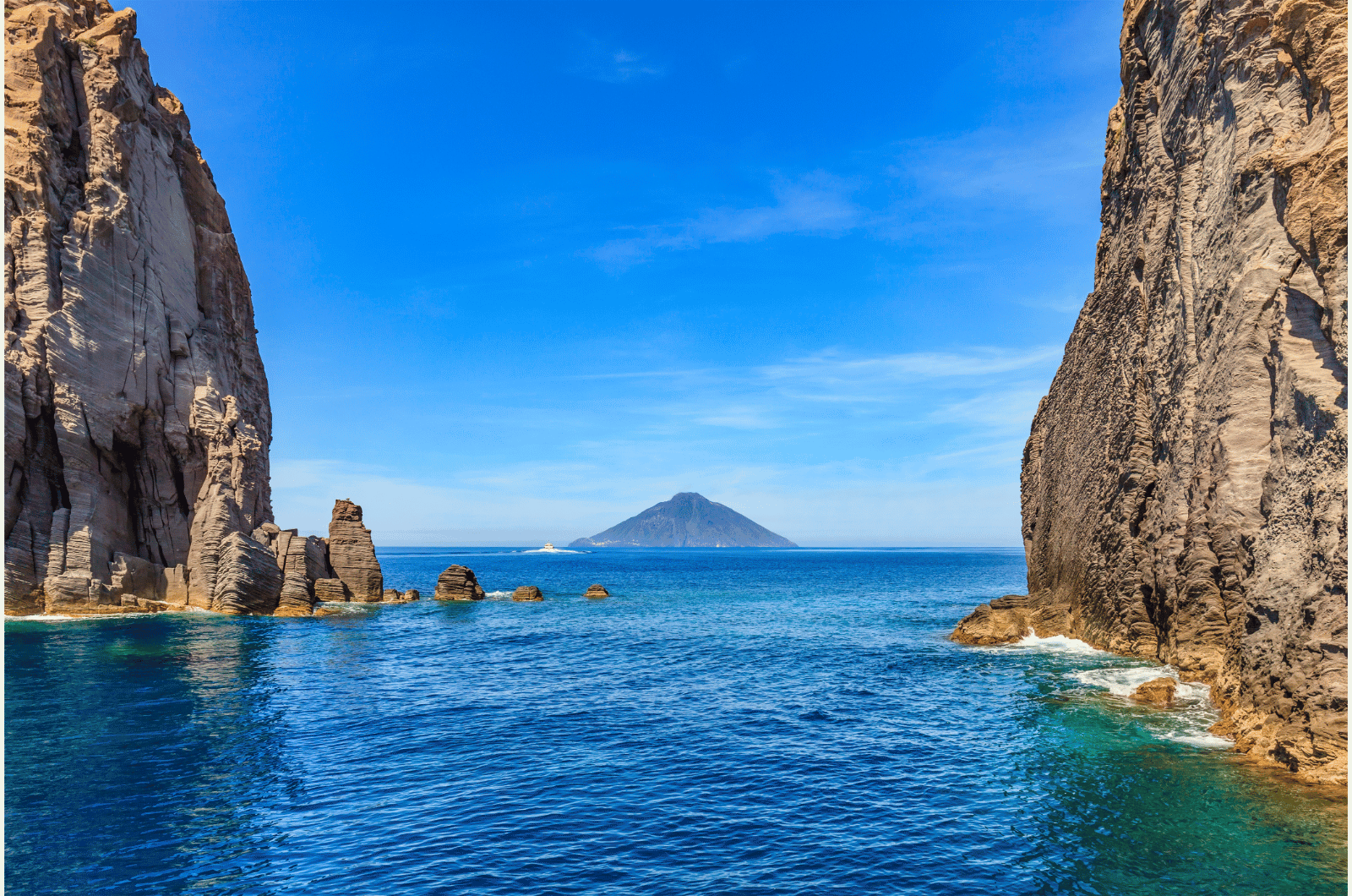 Isole Eolie mare barca faraglioni Sicilia vacanze in barca | Boats Connect