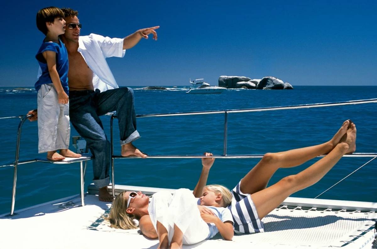 Una famiglia con 2 figli che si gode il sole e rilassa in barca
