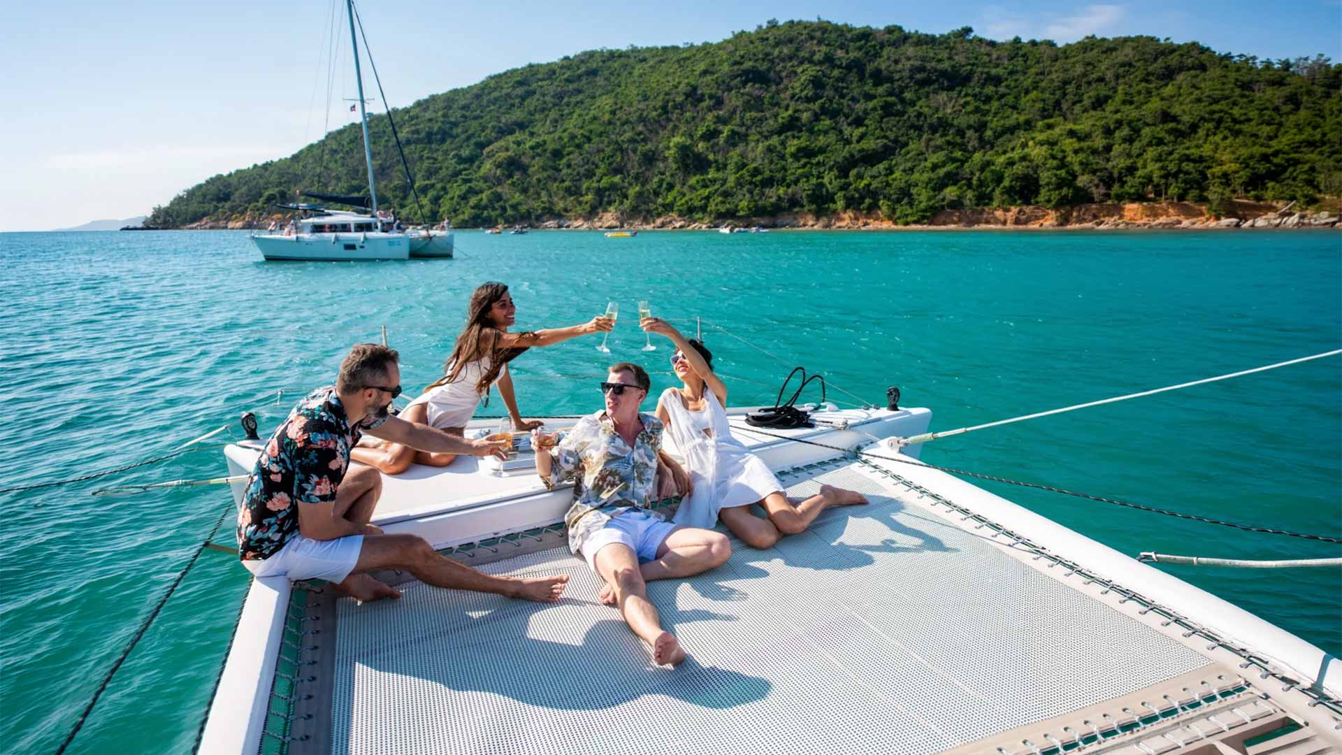 Catamarano a noleggio Boats Connect ormeggiato in una baia turchese con fondale basso, esempio di comfort e stabilità per vacanze in famiglia.